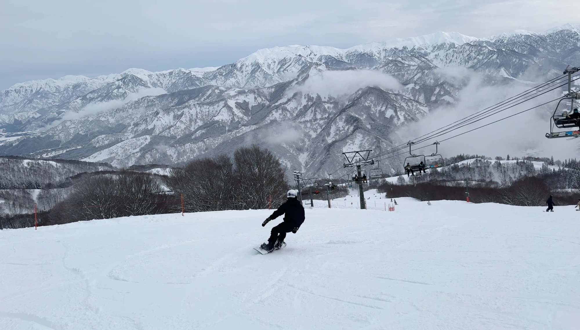 吉士醫師在雪場滑行