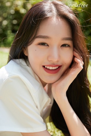 張員瑛 innisfree 形象照，笑容中可見明顯的犬齒特徵